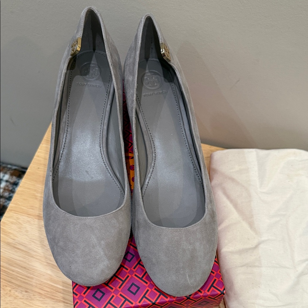 Tory Burch Gray Suede Flats Size 11M - New - Picture 2 of 6